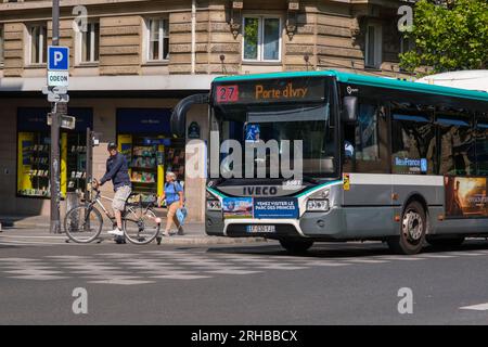 Paris, FR - 31. August 2022: RATP-Bus auf dem Boulevard Saint-Michel in Paris Stockfoto