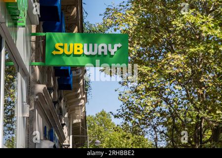 Paris, FR - 31. August 2022: U-Bahn-Restaurant-Logo Stockfoto