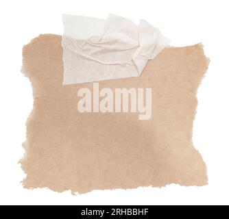 Ein Blatt braunes Kraftpapier auf weißem Hintergrund. Papier mit Klebeband notieren Stockfoto