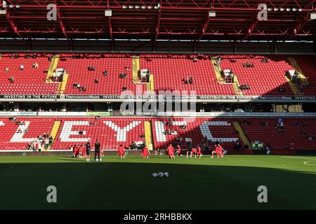 Barnsley-Spieler in der Aufwärmphase vor dem Spiel während des Sky Bet League 1-Spiels Barnsley gegen Peterborough in Oakwell, Barnsley, Großbritannien, 15. August 2023 (Foto von Mark Cosgrove/News Images) Stockfoto