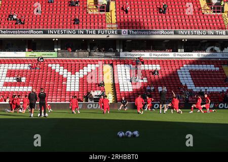 Barnsley-Spieler in der Aufwärmphase vor dem Spiel während des Sky Bet League 1-Spiels Barnsley gegen Peterborough in Oakwell, Barnsley, Großbritannien, 15. August 2023 (Foto von Mark Cosgrove/News Images) Stockfoto