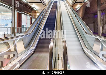 Langzeitaufnahmen von Rolltreppen in Bewegung Stockfoto