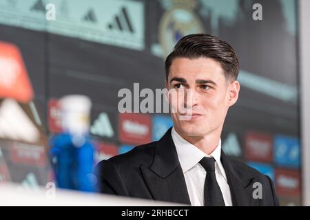 Madrid, Spanien. 15. Aug. 2023. Kepa Arrizabalaga begrüßt die Journalisten im Presseraum von Real Madrid. Der spanische Torhüter Kepa Arrizabalaga wird als neuer Torhüter von Real Madrid präsentiert, der von der englischen Mannschaft Chelsea FC ausgeliehen wurde. Kredit: SOPA Images Limited/Alamy Live News Stockfoto