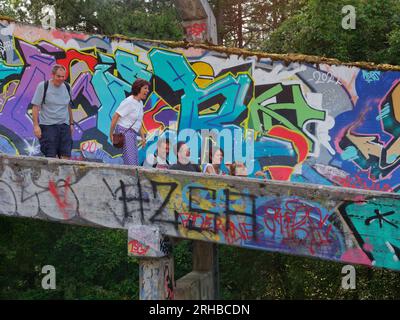 Verlassene Olympische Bobbahn alias Bobbahn und Rodelbahn in Sarajevo, Bosnien und Herzegowina, 15. August 2023. Stockfoto