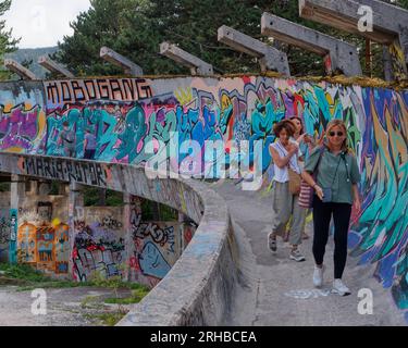 Verlassene Olympische Bobbahn alias Bobbahn und Rodelbahn in Sarajevo, Bosnien und Herzegowina, 15. August 2023. Stockfoto