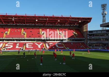 Barnsley, Großbritannien. 15. Aug. 2023. Barnsley-Spieler in der Aufwärmphase vor dem Spiel während des Sky Bet League 1-Spiels Barnsley gegen Peterborough in Oakwell, Barnsley, Großbritannien, 15. August 2023 (Foto von Mark Cosgrove/News Images) in Barnsley, Großbritannien, am 8./15. August 2023. (Foto: Mark Cosgrove/News Images/Sipa USA) Guthaben: SIPA USA/Alamy Live News Stockfoto