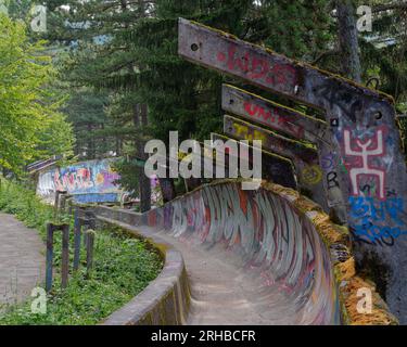 Verlassene Olympische Bobbahn alias Bobbahn und Rodelbahn in Sarajevo, Bosnien und Herzegowina, 15. August 2023. Stockfoto