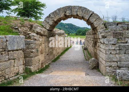 Die Krypta (Torbogen zum Stadion) im antiken Olympia, Geburtsort der Olympischen Spiele, in Elis, Peloponnes, Griechenland Stockfoto