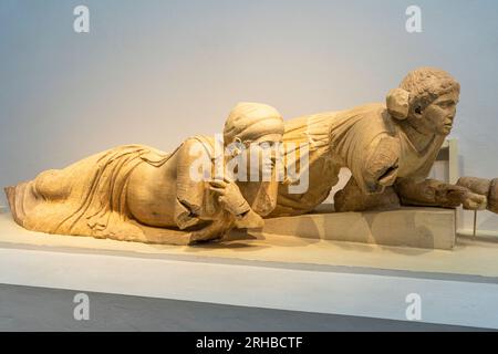 Zwei lügende Frauen aus dem Pedimentfrieze des Zeus-Tempels, die im Archäologischen Museum im antiken Olympia, Elis, Peloponnes, Griechenland ausgestellt werden Stockfoto