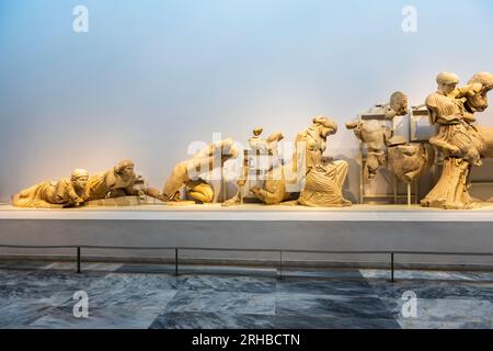 Figuren aus dem Pedimentfrieze des Zeus-Tempels werden im Archäologischen Museum im antiken Olympia, Elis, Peloponnes, Griechenland ausgestellt Stockfoto