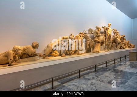 Figuren aus dem Pedimentfrieze des Zeus-Tempels werden im Archäologischen Museum im antiken Olympia, Elis, Peloponnes, Griechenland ausgestellt Stockfoto