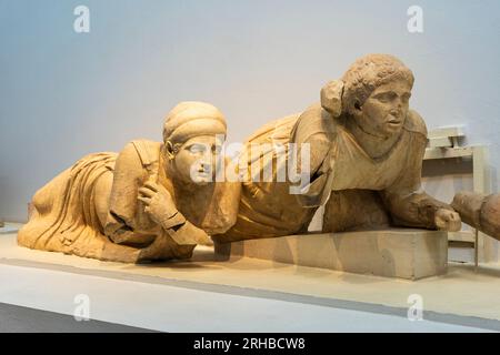 Zwei lügende Frauen aus dem Pedimentfrieze des Zeus-Tempels, die im Archäologischen Museum im antiken Olympia, Elis, Peloponnes, Griechenland ausgestellt werden Stockfoto