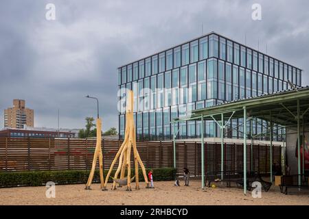 Moskau, Russland - 14. August 2023, kreativer Kinderspielplatz vor einem modernen Gebäude aus Glasbeton in der Nähe des Kreativraums von Winzavod Stockfoto