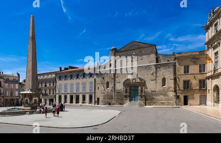 Chapelle Sainte Anne und Rathaus, Place de la Republique mit Obelisk in Arles. Camargue, Buches du Rhône, Provence, Frankreich. Stockfoto