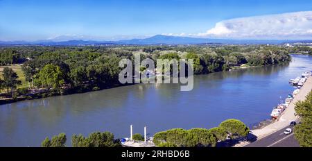 Blick vom Dom-Garten in Avignon auf die Rhone im Hintergrund des Mont St Ventoux. Vaucluse, Provence, Frankreich, Europa. Stockfoto