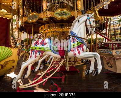 Buntes Pferd in einem Karussell in Avignon. Vaucluse, Provence, Frankreich, Europa. Stockfoto