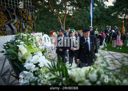 DEN HAAG - Blumen werden am indischen Denkmal während der nationalen Gedenkfeier zur Kapitulation Japans am 15. August 1945 gelegt. Die Stichting Nationale Remembrance vom 15. August 1945 organisiert jährlich diese Gedenkfeier, in der alle Opfer des Krieges gegen Japan und der japanischen Besetzung der ehemaligen niederländischen Indie gedenkt werden. ANP PHIL NIJHUIS niederlande raus - belgien raus Stockfoto