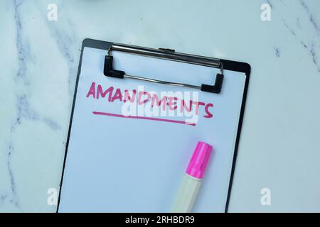 Concept of Amandments schreibt auf Papierkram isoliert auf Holztisch. Stockfoto