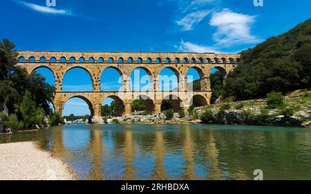 Antikes römisches Aquädukt - Pont du Gard, in der Nähe von Nimes, Languedoc Frankreich, Europa Stockfoto