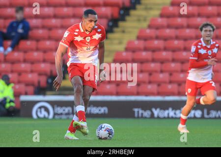 Barnsley, Großbritannien. 15. Aug. 2023. Jon Russell #3 von Barnsley spielt den Ball beim Sky Bet League 1-Spiel Barnsley gegen Peterborough in Oakwell, Barnsley, Großbritannien, 15. August 2023 (Foto von Alfie Cosgrove/News Images) in Barnsley, Großbritannien, am 8./15. August 2023. (Foto: Alfie Cosgrove/News Images/Sipa USA) Kredit: SIPA USA/Alamy Live News Stockfoto