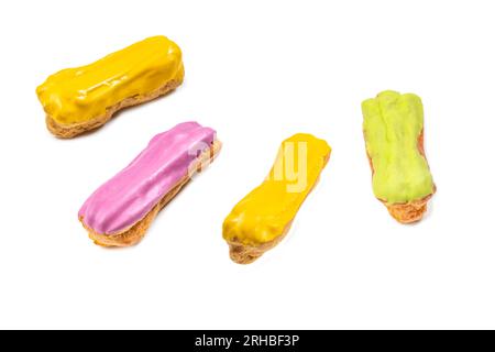 Frischer, leckerer Eclair auf weißem Hintergrund. Draufsicht. Stockfoto