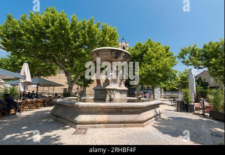 Dorfplatz mit Brunnen und Restaurant Maussane les Alpilles. Buches du Rhone, Provence, Frankreich Stockfoto