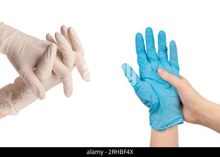 Die Frau zieht blaue Gummihandschuhe an. Isoliert auf weiß. Stockfoto