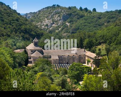 Die Abtei Senanque bei Gordes ist eines der am besten erhaltenen Zisterzienserklöster. Vaucluse, Provence, Frankreich Stockfoto