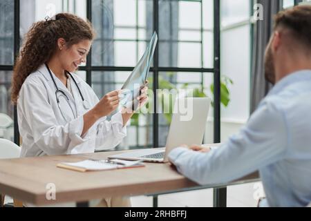 Arztberatung Patientenhände Nahaufnahme. Patient sitzt in der Arztpraxis. Diagnostisches Gesundheitswesen, medizinischer Dienst, Beratung oder Ausbildung, gesund Stockfoto