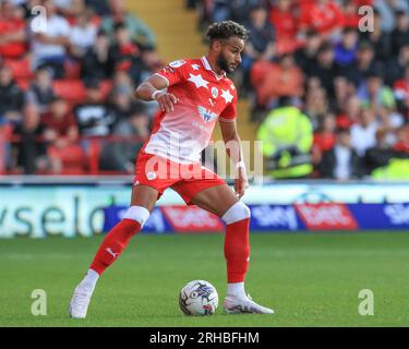 Barnsley, Großbritannien. 15. Aug. 2023. Barry Cotter #17 von Barnsley kontrolliert den Ball während des Sky Bet League 1-Spiels Barnsley gegen Peterborough in Oakwell, Barnsley, Großbritannien, 15. August 2023 (Foto von Alfie Cosgrove/News Images) in Barnsley, Großbritannien, am 8./15. August 2023. (Foto: Alfie Cosgrove/News Images/Sipa USA) Kredit: SIPA USA/Alamy Live News Stockfoto