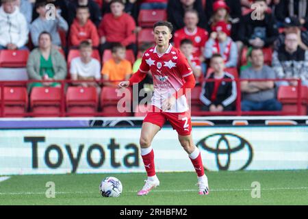 Barnsley, Großbritannien. 15. Aug. 2023. Jordan Williams #2 of Barnsley with the Ball during the Sky Bet League 1 Match Barnsley vs Peterborough at Oakwell, Barnsley, Großbritannien, 15. August 2023 (Foto von Mark Cosgrove/News Images) in Barnsley, Großbritannien, am 8.15.2023. (Foto: Mark Cosgrove/News Images/Sipa USA) Guthaben: SIPA USA/Alamy Live News Stockfoto