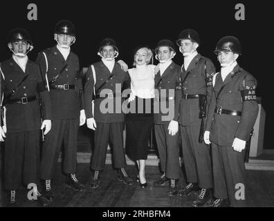 Korea: Februar 1954. Marilyn Monroe besucht die Truppen in Korea und unterhält über 100.000 Soldaten an 10 verschiedenen Orten. Stockfoto