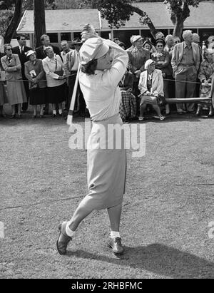 Pebble Beach, Kalifornien: c. 1951 Babe Didrikson schlägt beim Weathervane Golfturnier ab. Stockfoto