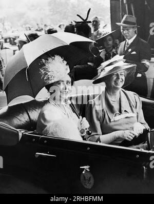 Washington, D.C.: 1939 Mrs. Eleanor Roosevelt, Right und Queen Elizabeth, in einem Auto, das vom Bahnhof zum Weißen Haus fährt. Stockfoto