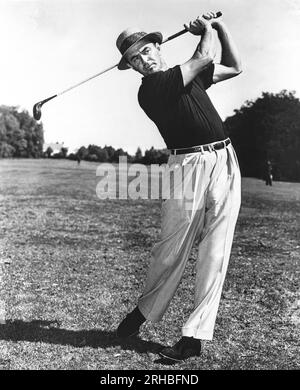 Vereinigte Staaten: c. 1950 Sam Snead am Ende eines Golfschwungs. Stockfoto