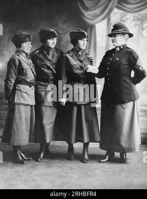 Vereinigte Staaten: c. 1918 Schauspielerin und Sängerin Lillian Russell ist Sergeant des First Marine Corps Women's Reserve und gibt Anweisungen für drei neue Privatpersonen erster Klasse. Stockfoto