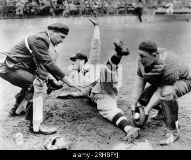 Hollywood, Kalifornien, 1927. Babe Ruth gleitet in einer Szene aus dem ersten National Picture, „Babe Comes Home“ mit Anna Q. Nilsson nach Hause Stockfoto