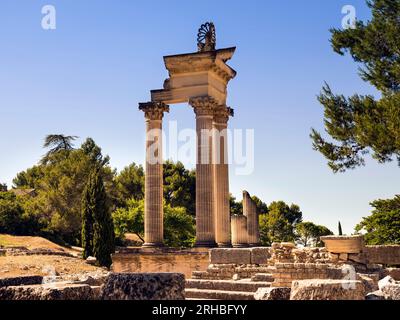 Restaurierte Säulen des korinthischen Doppeltempels im ersten Forum Romanum. Saint Remy de Provence, Bouches du Rhone, Provence, Frankreich Stockfoto