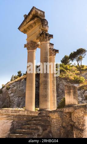 Restaurierte Säulen des korinthischen Doppeltempels im ersten Forum Romanum. Saint Remy de Provence, Bouches du Rhone, Provence, Frankreich Stockfoto