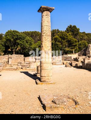 Eine Säule auf dem Antiquitätenmarkt in Glanum. Saint Remy de Provence, Bouches du Rhone, Provence, Frankreich Stockfoto