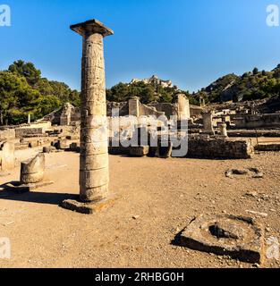 Eine Säule auf dem Antiquitätenmarkt in Glanum. Saint Remy de Provence, Bouches du Rhone, Provence, Frankreich Stockfoto