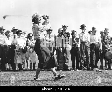 Vereinigte Staaten: c. 1948 Babe Didrikson fährt in einem Golfturnier vom Tee. Stockfoto