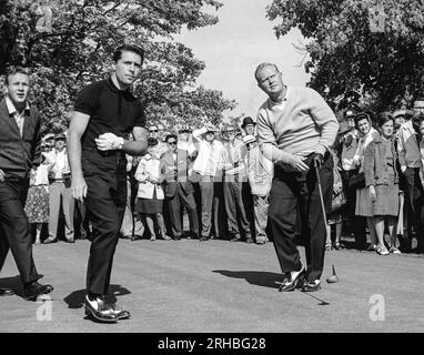 Akron, Ohio 1965 Arnold Palmer (L) und Gary Player (C), folgen Sie dem Flug von Jack Nicklaus' Abschlag im Firestone Country Club. Stockfoto