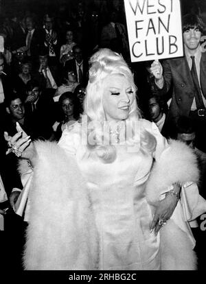 New York, New York: 23. Juni 1970 die Schauspielerin Mae West begrüßt die Menge von 10.000 Fans, die sich versammelten, um sie zu sehen, als sie an der Premiere des Films „Myra Breckinridge“ im Criteria Theater teilnahm. Stockfoto