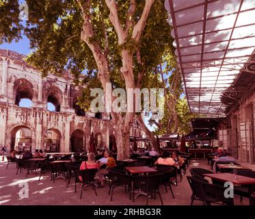 Das römische Amphitheater in Nimes und ein schöner Ort zum Ausruhen. Gard, Provence, Frankreich, Europa Stockfoto