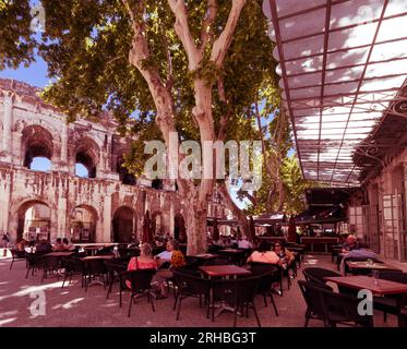 Nimes, Gard, Provence, Frankreich, Europa. 22.06.2018. Das römische Amphitheater in Nimes und ein schöner Ort zum Ausruhen. Stockfoto