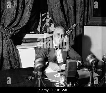 Washington, D.C.: 6. September 1936 Präsident Franklin Delano Roosevelt, der einen seiner dreißig Chats am Kamin hält. Stockfoto