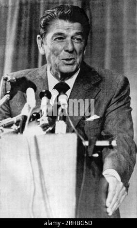 Detroit, Michigan: 14. Mai 1976 der ehemalige kalifornische Gouverneur und republikanische Präsidentschaftskandidat Ronald Reagan hält einige Tage vor der Vorwahl in Michigan eine Pressekonferenz ab. Stockfoto