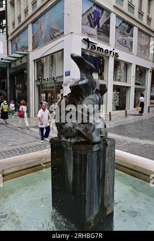 Athen Griechenland Ermou Street Kyriakos Rokos Bronze Skulptur im Springbrunnen 'tauche ein in unsere Welt' Stockfoto