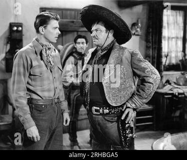 Hollywood, Kalifornien: 1941 Schauspieler Ronald Reagan trotzt dem Bösen Wallace Beery in einer dramatischen Szene im Film „The Bad Men“. Stockfoto